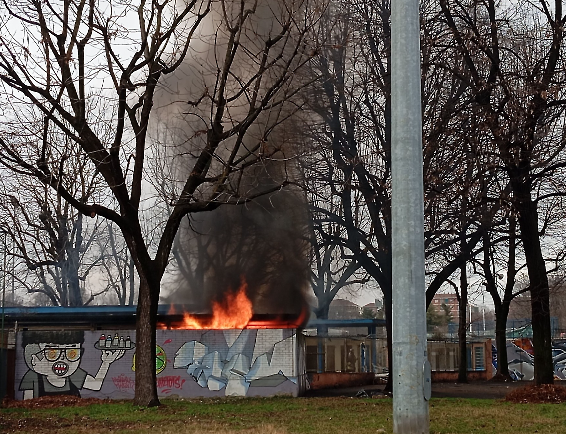 Incendio all'ex piscina Sempione