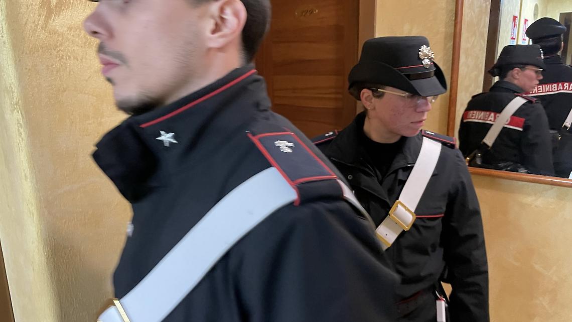 Strappa 50 euro alla cassa e scappa, 40enne incastrato in poche ore