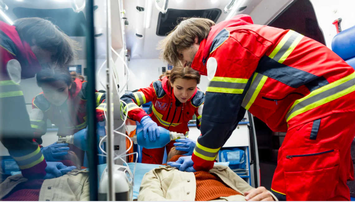 Malore in piscina a Rivarolo Canavese: 82enne salvato dai soccorritori e portato in ospedale