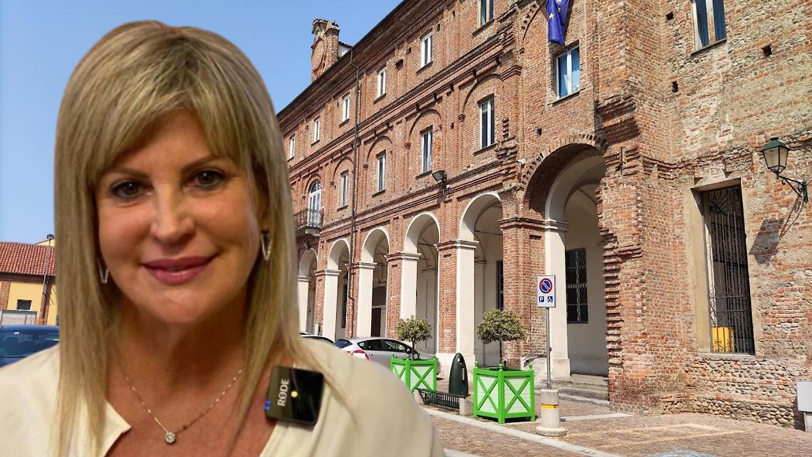 Clara Marta e, sullo sfondo, Palazzo Santa Chiara a Chivasso