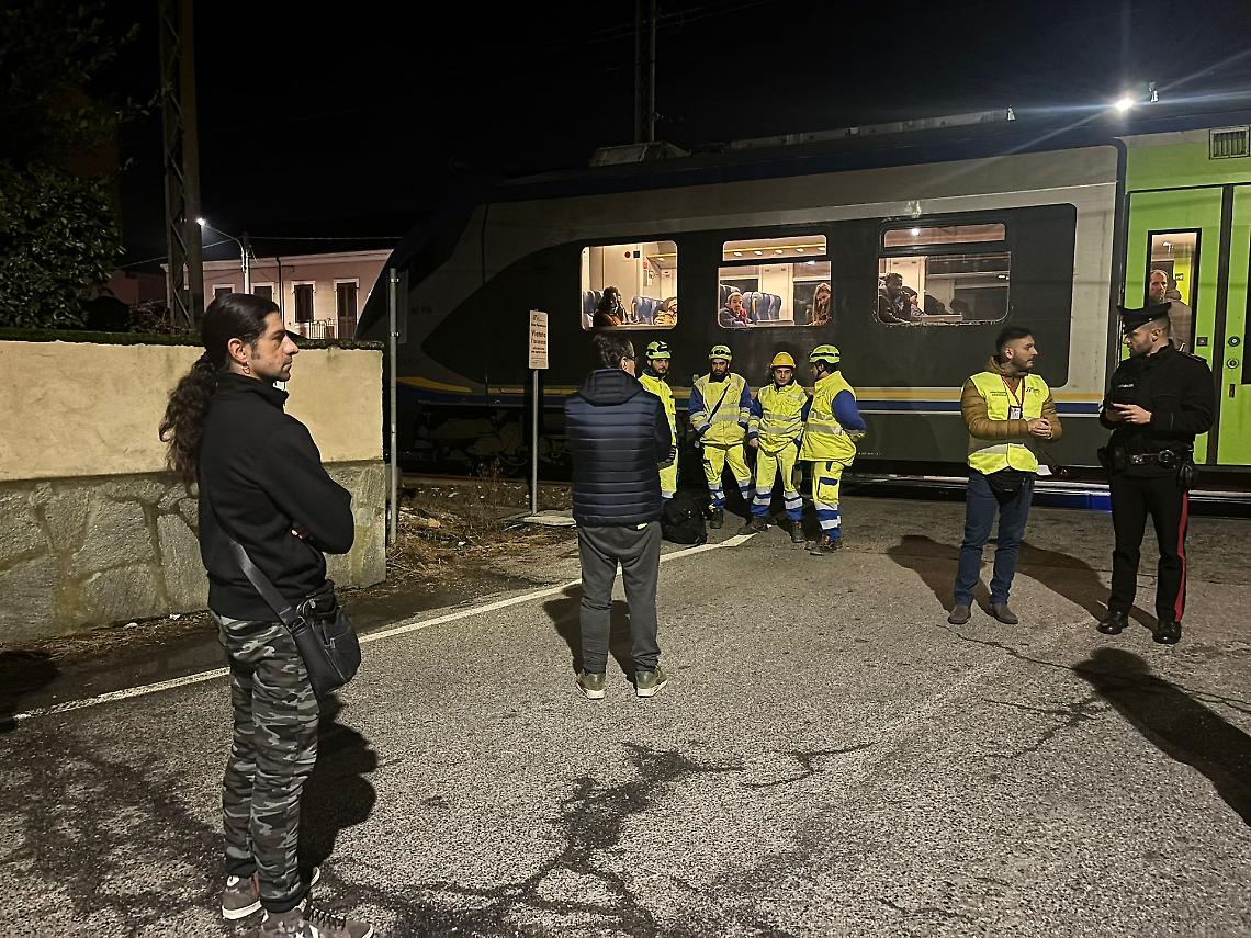 La donna è stata sbalzata all'altezza del passaggio a livello di via Blatta