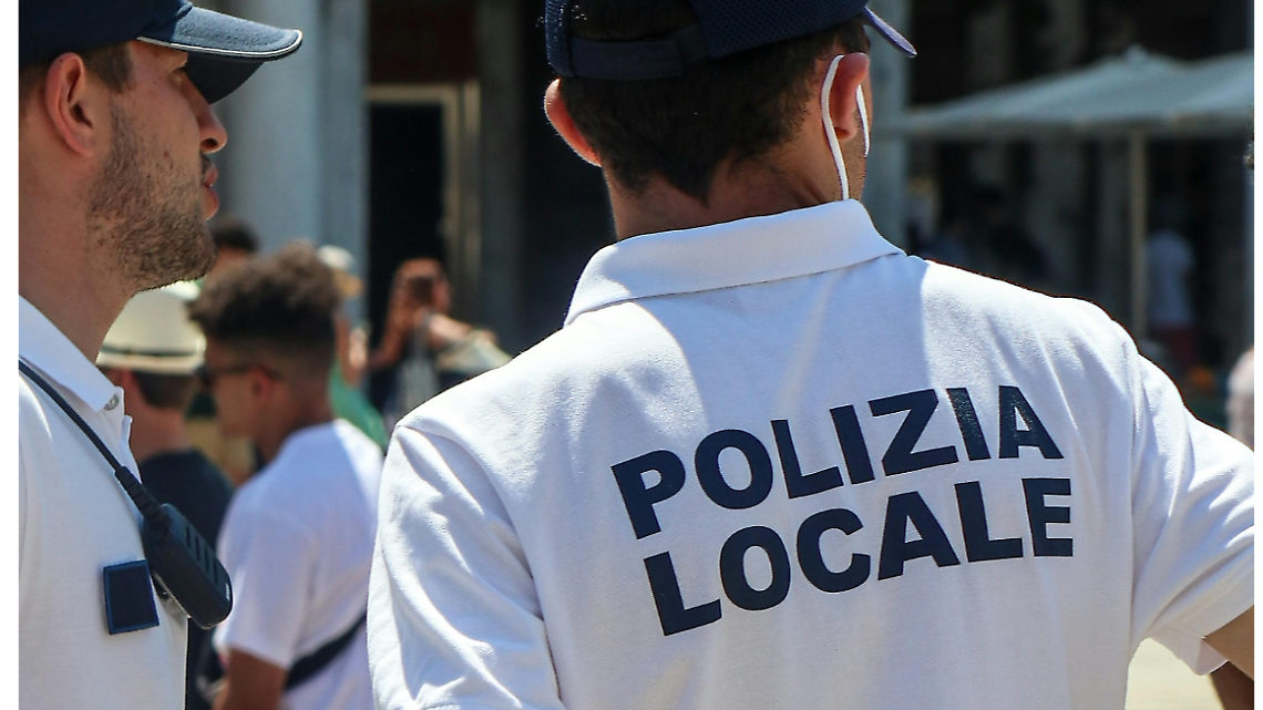 Finta mimo chiedeva soldi ai tavoli a Venaria: fermata dai vigili