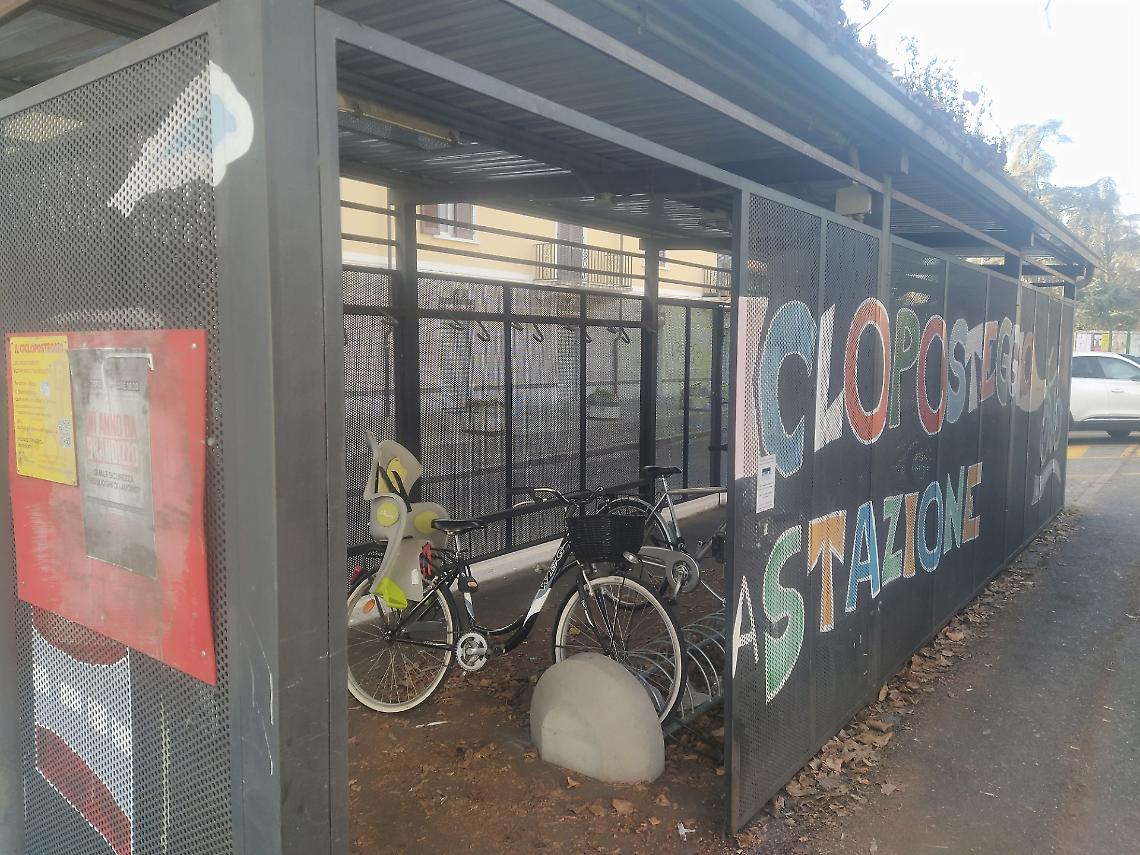 Cicloposteggio, anche le mancate promesse tra gli escrementi