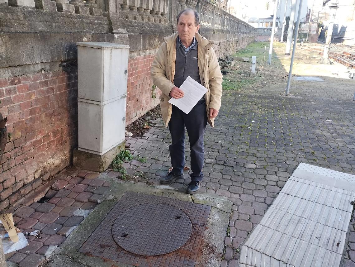 La sfiga si accanisce su corso Nigra. Fognature collassate. Chiusi anche i bagni del "Buffet della stazione"