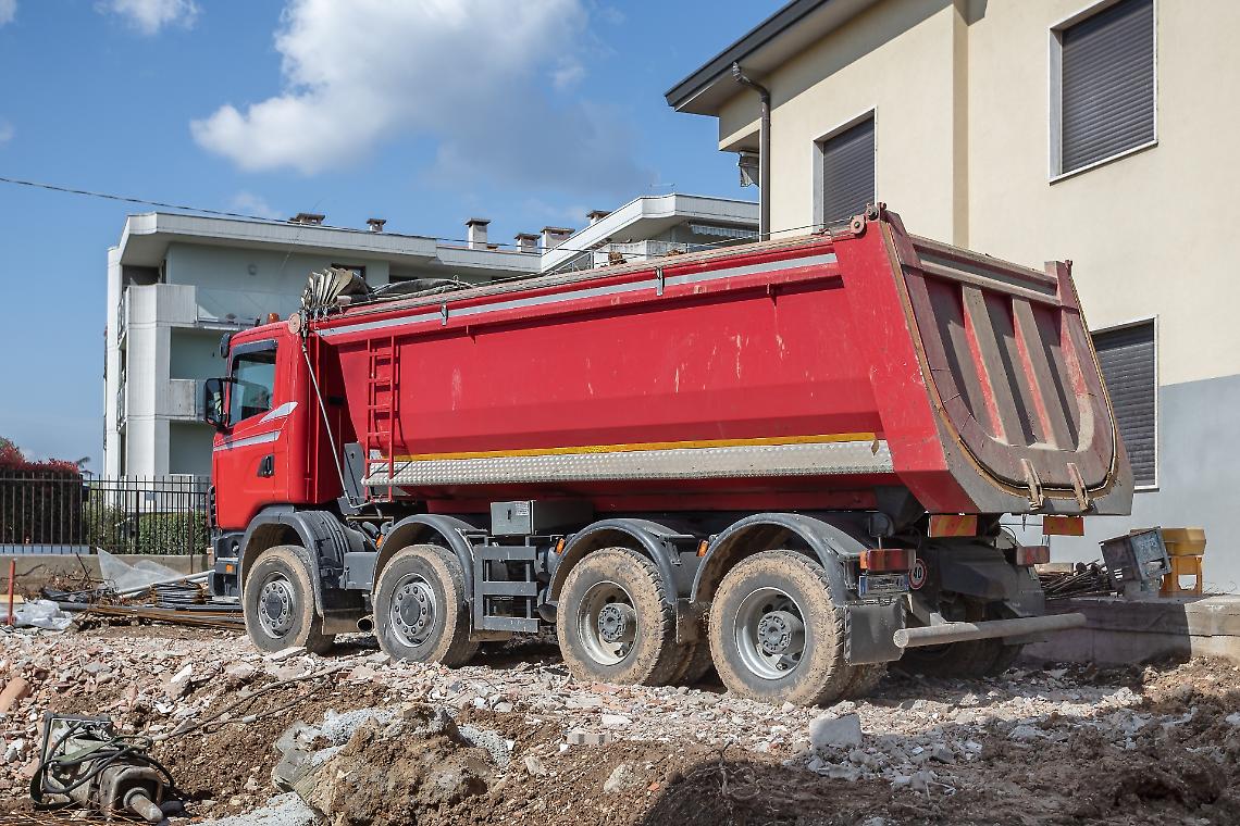 Caos cava in Canavese: il Comune travolto dal traffico pesante