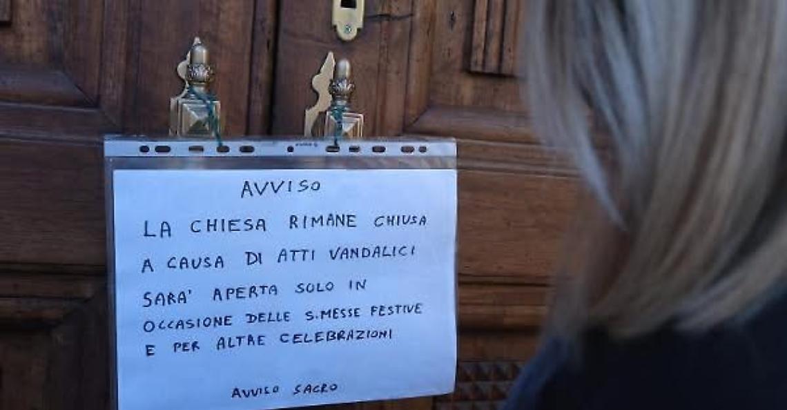Scambia la chiesa per una toilette: urina sulla fonte battesimale, defeca e si pulisce con i vestiti dei battesimi