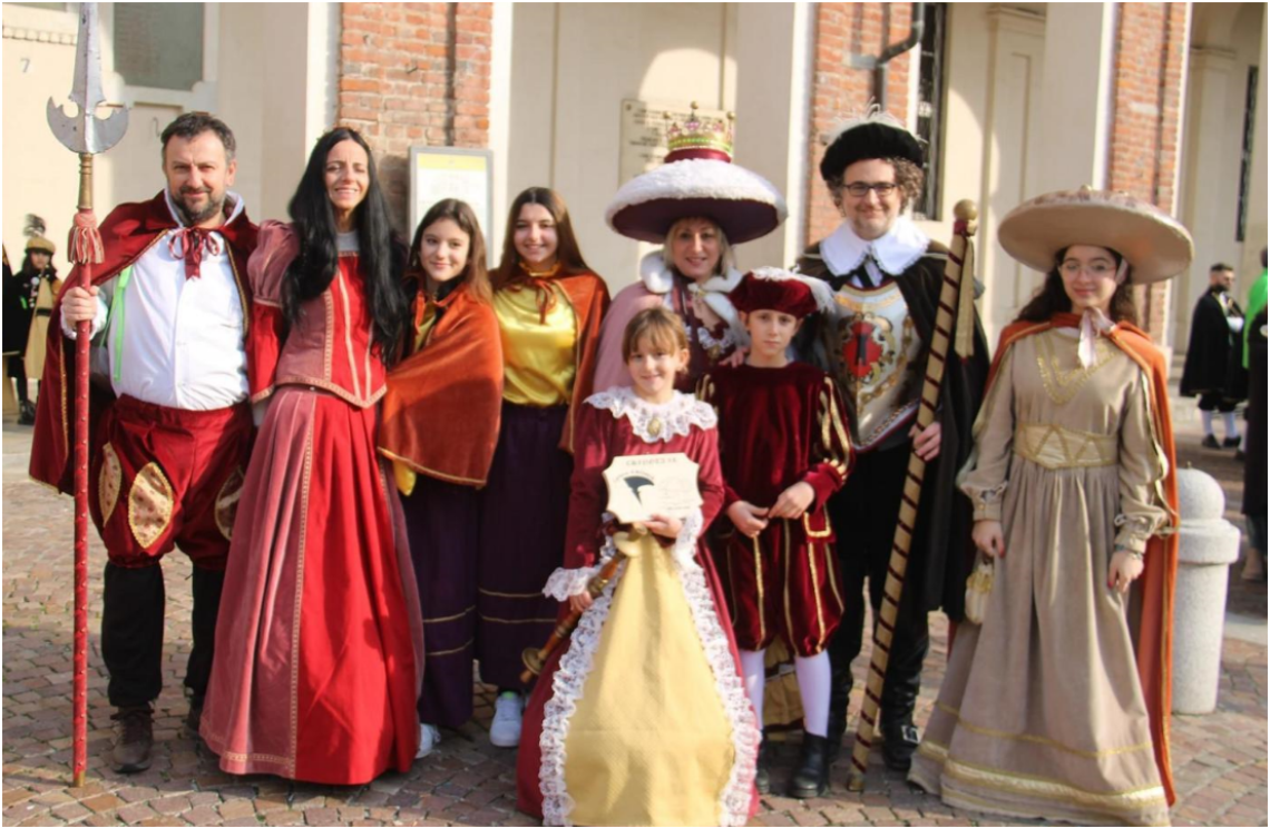 Fiaccolata, carri allegorici e festa in maschera