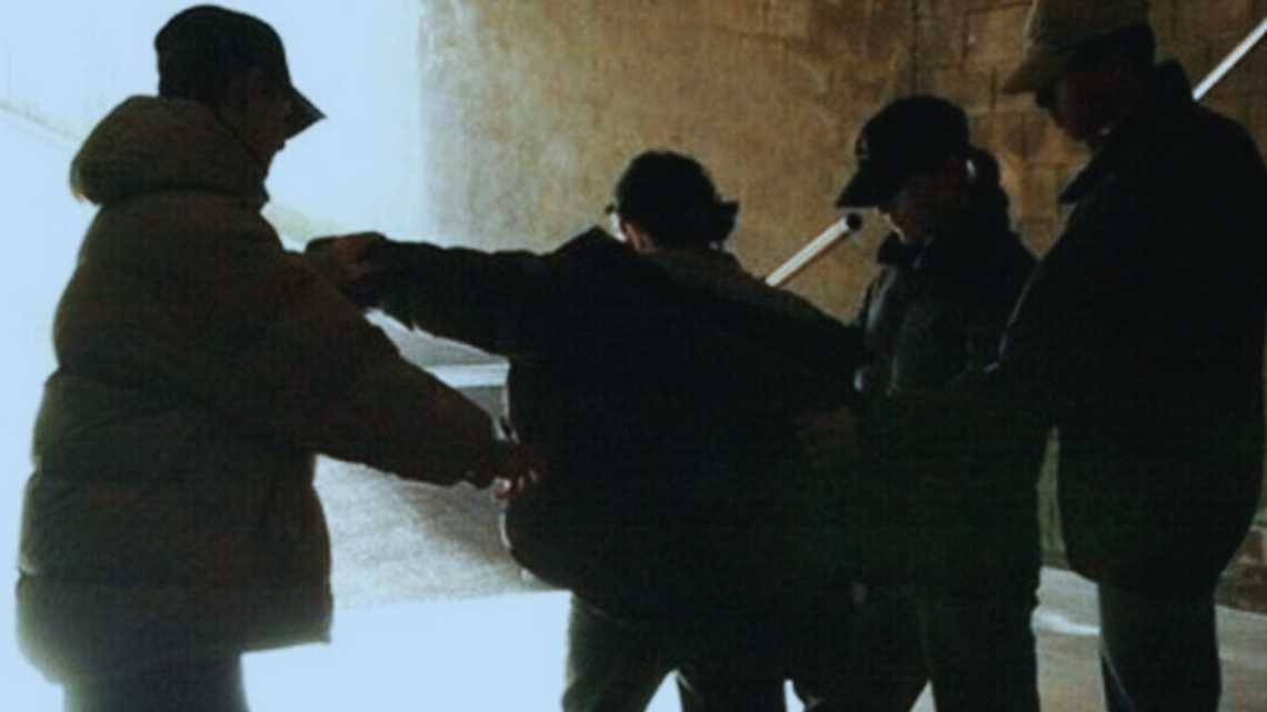 Ivrea, rapina con bottiglia rotta alla fermata OVS: due giovani aggrediscono un ragazzo e gli rubano il cellulare