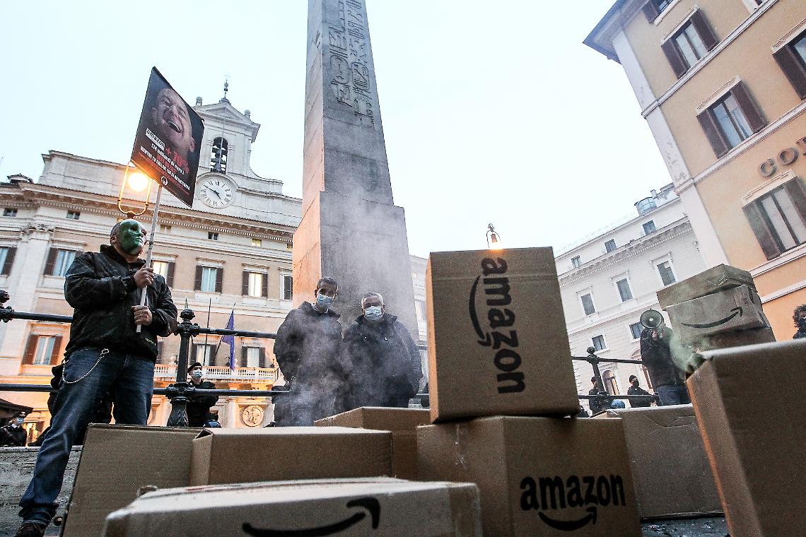 Una protesta contro Amazon a Roma