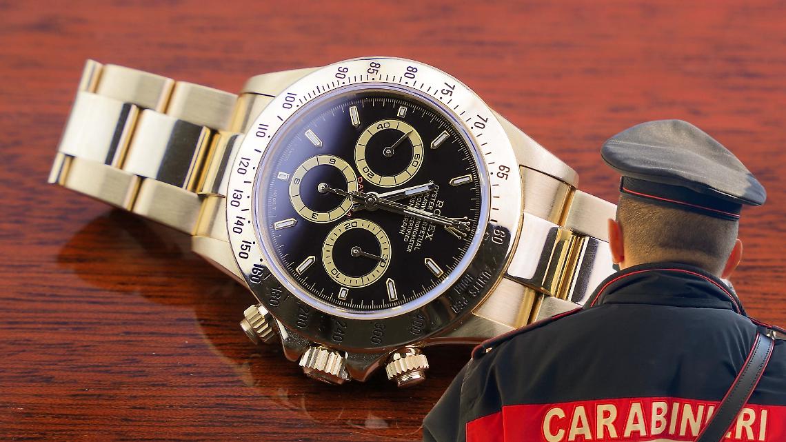 Laboratorio dello spaccio con Rolex contraffatti: scatta l'arresto