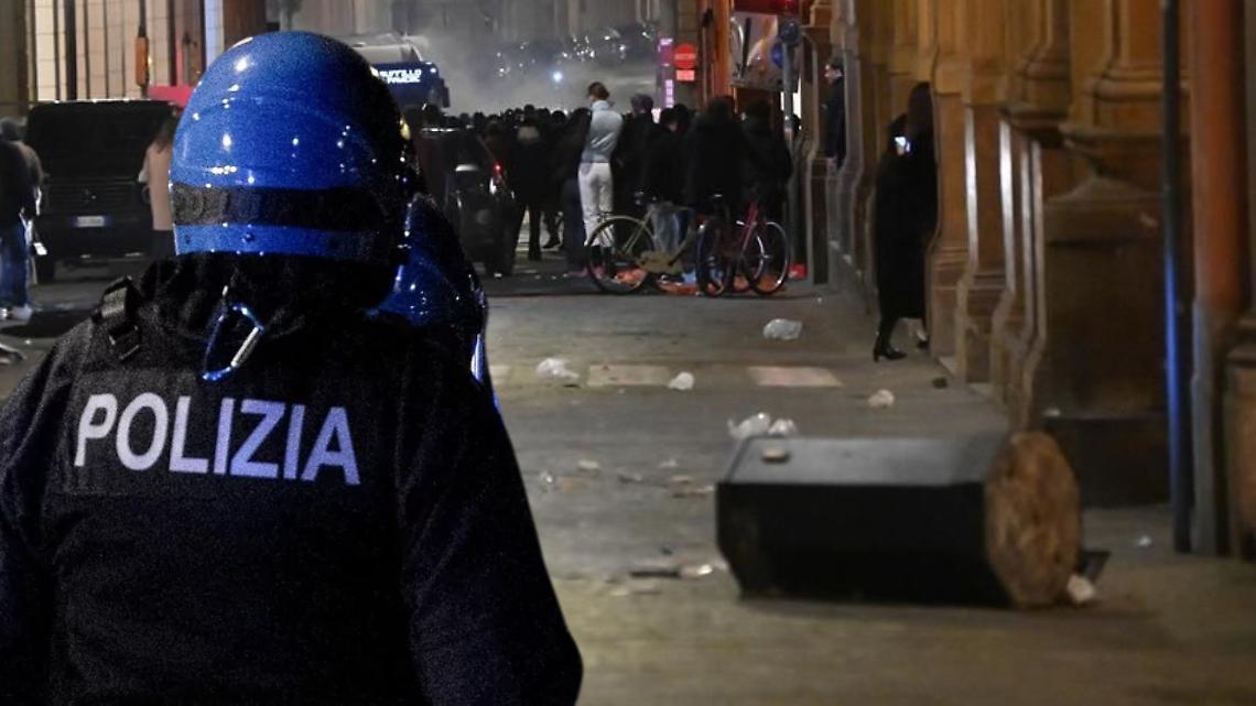 Guerriglia urbana nel quartiere Aurora: anarchici in corteo, scritte e vandalismi