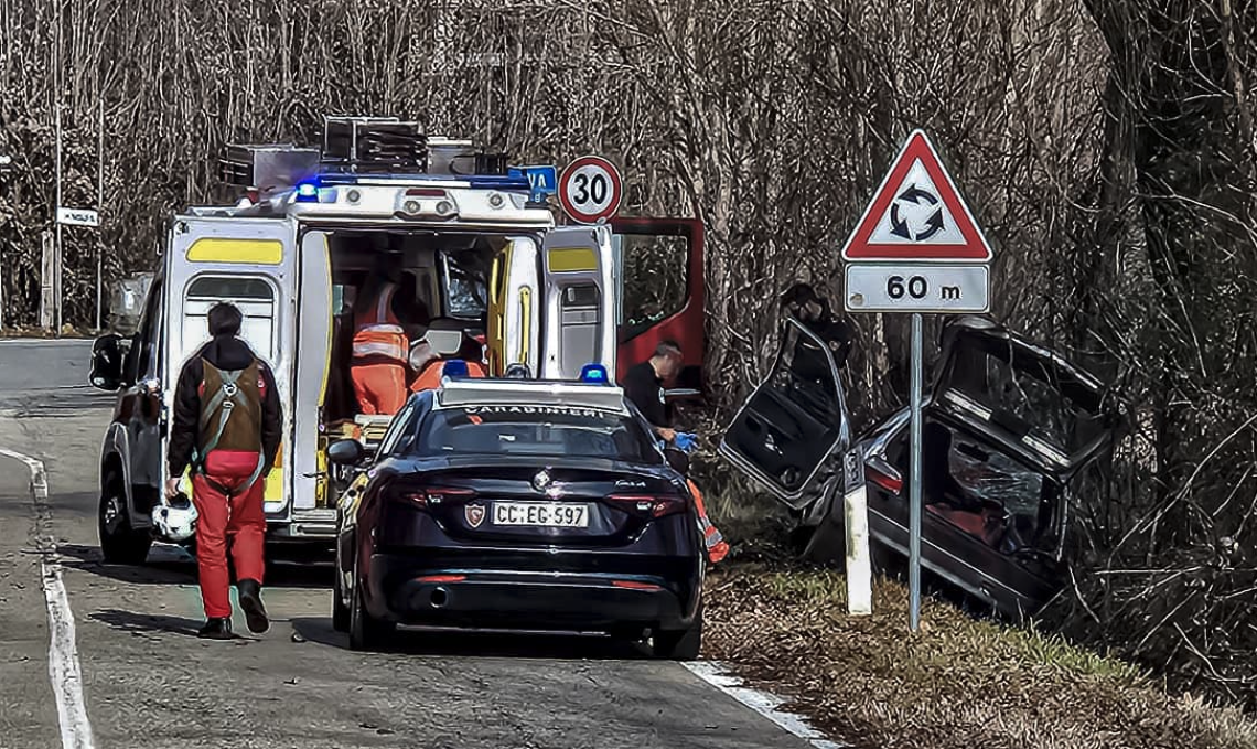 Auto esce di strada e si schianta