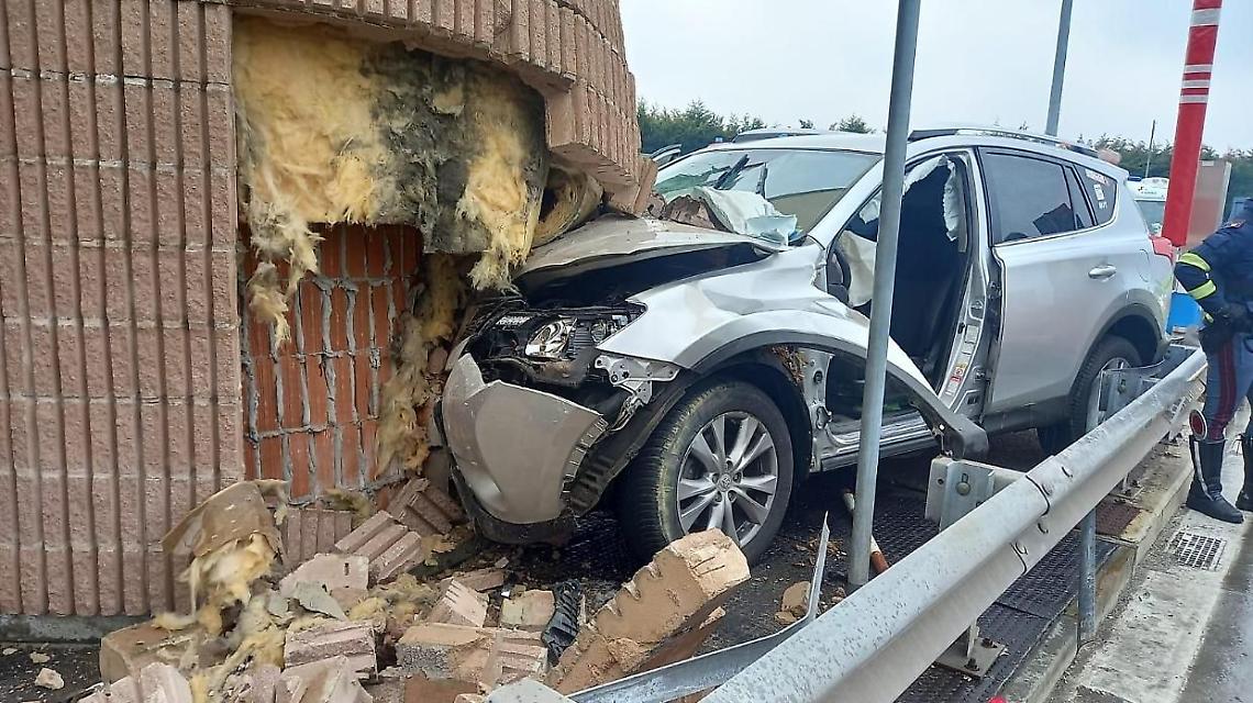Auto si schianta contro il casello autostradale
