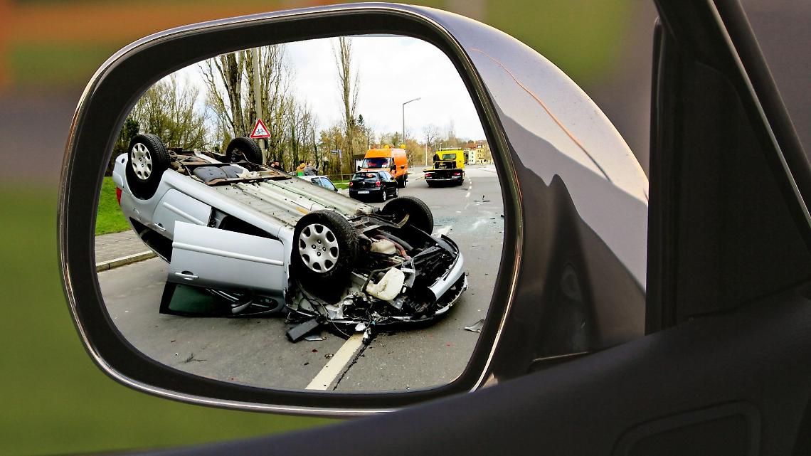 Incidente a Nichelino: Auto si Ribalta sul Ponte, Traffico in Tilt