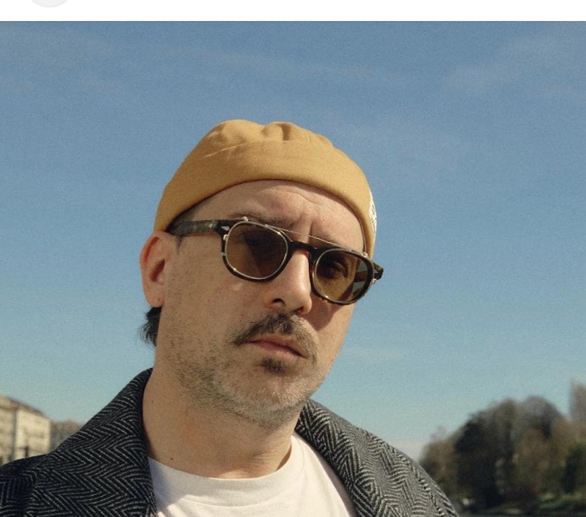 Leini celebra Willie Peyote: il rapper torna a Sanremo 2025 con “Grazie ma no grazie”