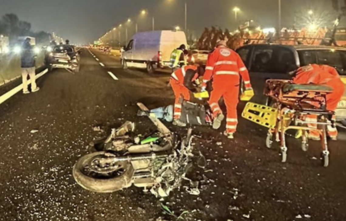 Grave incidente sulla tangenziale di Torino: due motociclisti in ospedale, uno in codice rosso