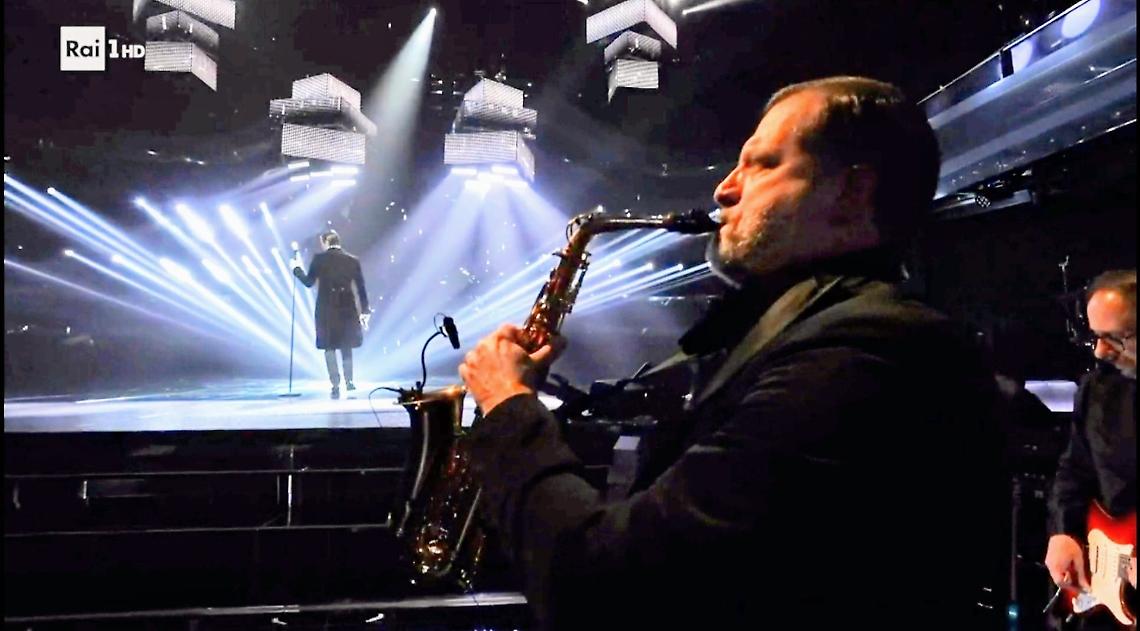 Gabriele Zeppegno sul palco del teatro Ariston con Achille Lauro 
