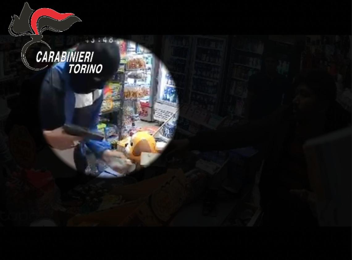 Torino, rapina a un minimarket