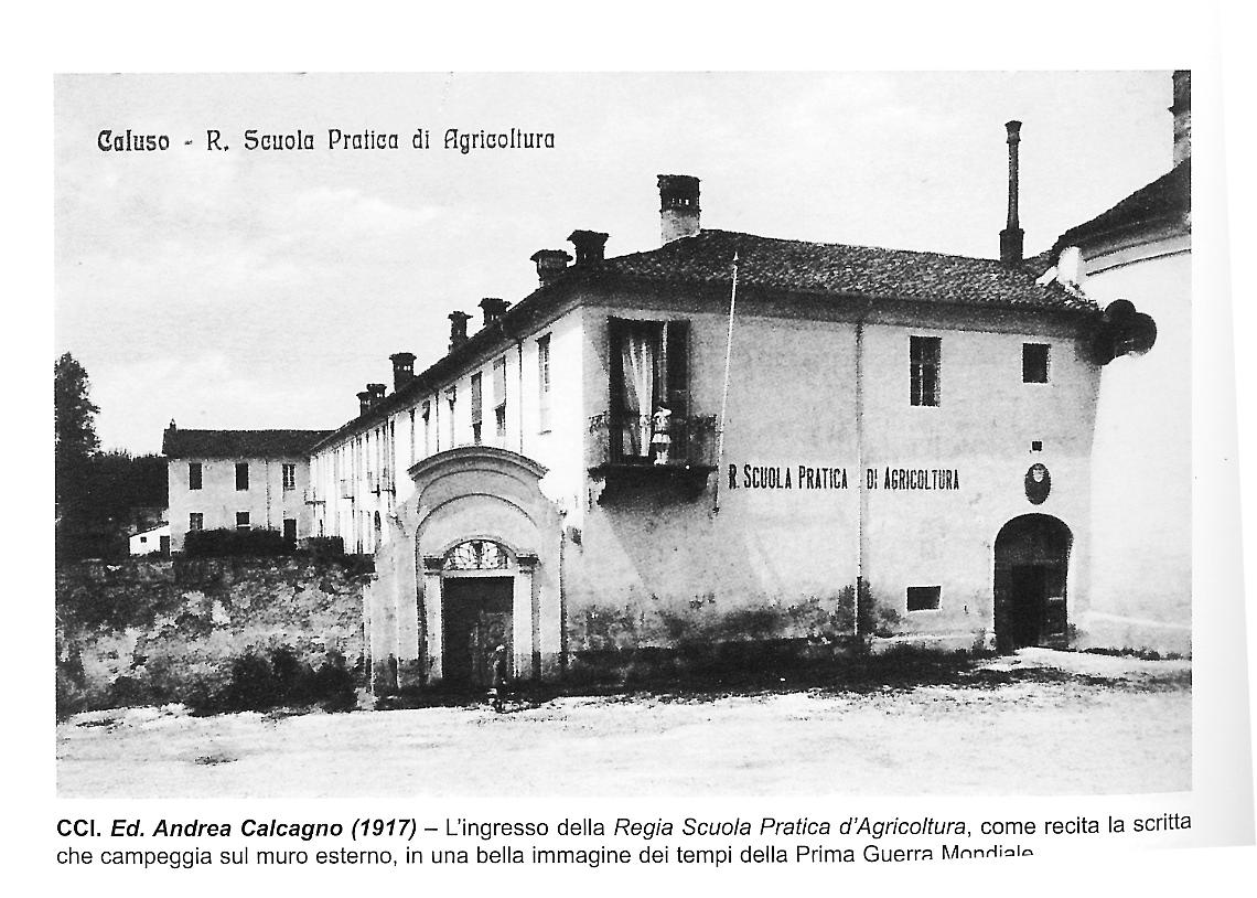 L’ingresso della Regia Scuola Pratica d'Agricoltura, come recita la scritta che campeggia sul muro esterno, in un'immagine dei tempi della Prima guerra mondiale. Foto tratta da Caluso nelle cartoline 