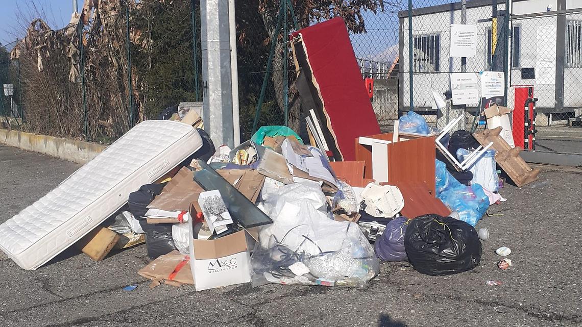 Montanaro, cittadini in rivolta per la chiusura dell'ecocentro: rifiuti abbandonati all'esterno