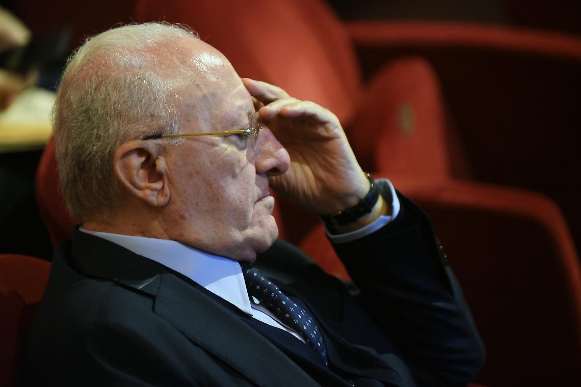 Vincenzo De Luca e il Futuro della Democrazia: Un Monologo tra Ironia e Pessimismo al Salone del Libro 2025
