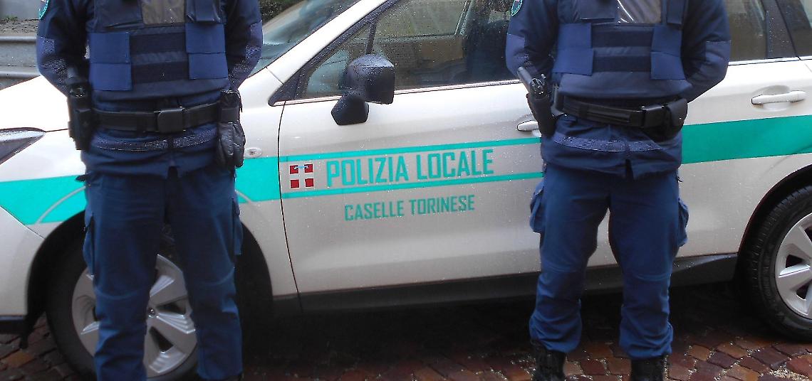 Agente della Polizia Locale di Caselle Denunciato: Sospeso per Falsità e Possesso Illegale di Arma