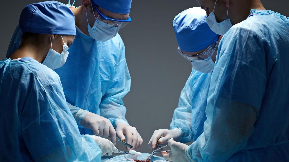 Operato al colon da sveglio alle Molinette: intervento pionieristico su un paziente ritenuto inoperabile. Primo caso al mondo