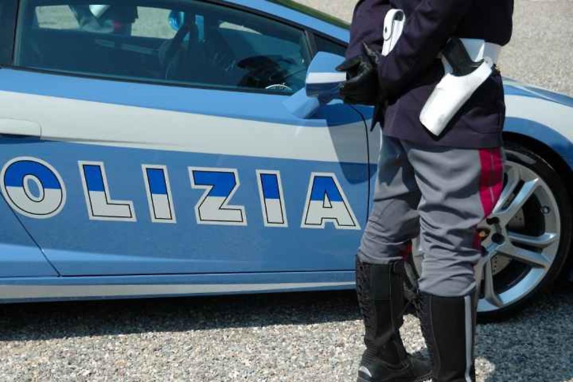 Ottantenne senza patente causa incidente e fugge
