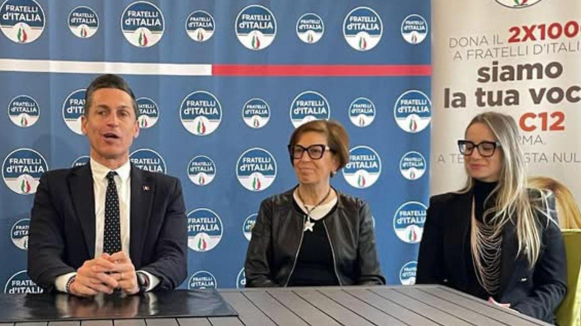 Gilardino umilia Scheda: presenta lui, fuori dal Municipio, la nuova assessora