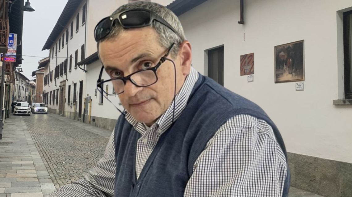 L'ex sindaco Maurizio Fariello, sullo sfondo Casa Chantal