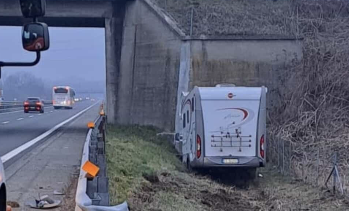 Incidente sulla A5: Camper esce di strada a Quassolo, traffico in tilt
