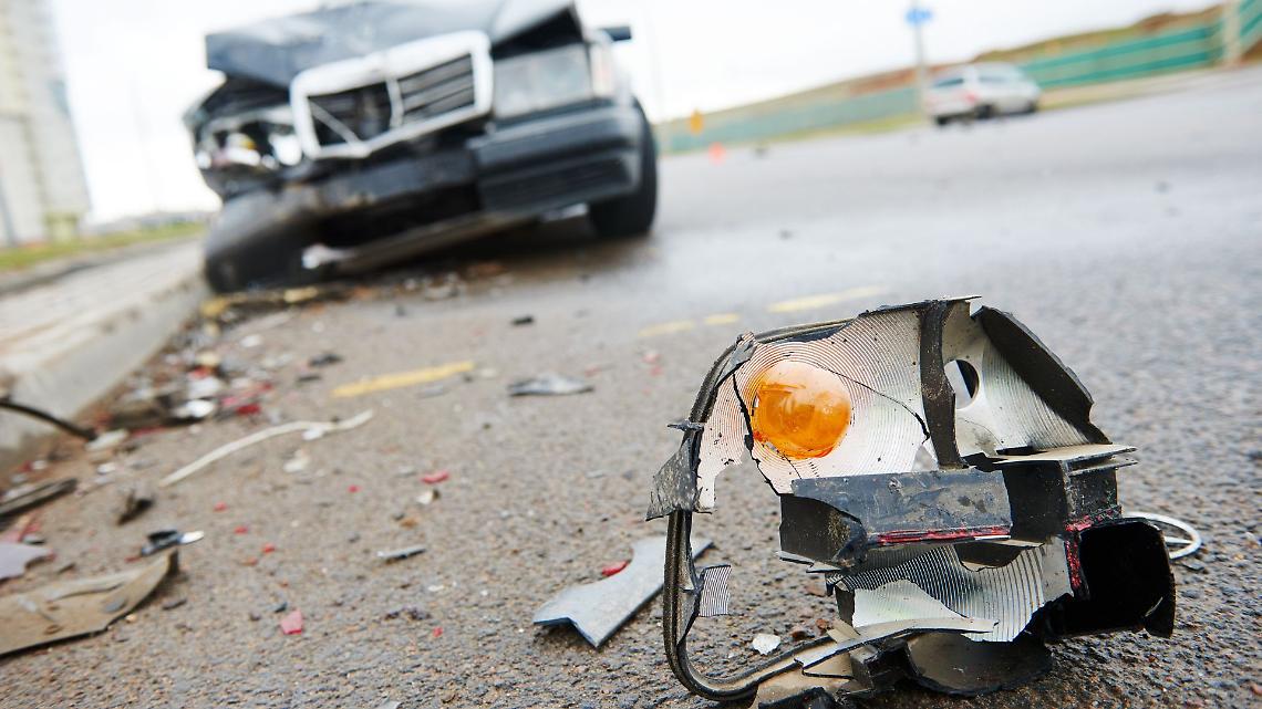 Auto si Ribalta nella Rotonda di Corso Alessandria: Momenti di Tensione ad Asti