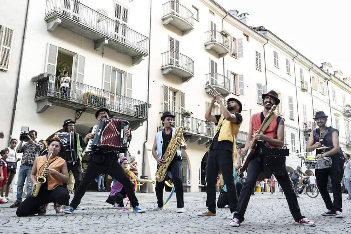 Giovedì Grasso a Ivrea: la città si accende con bande e spettacoli itineranti