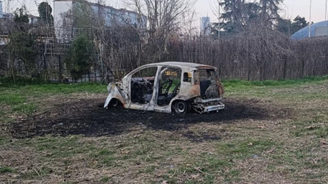 Auto incendiata