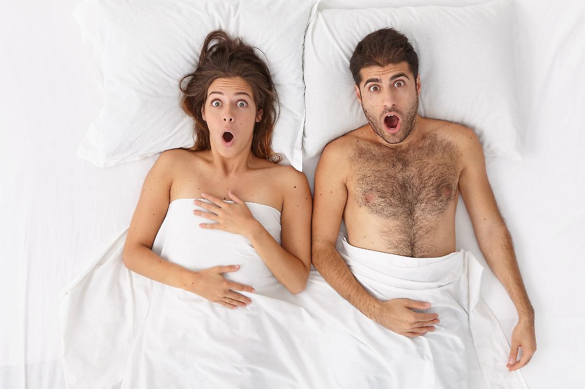 Scopre il marito a letto con l'amante: scoppia la rissa