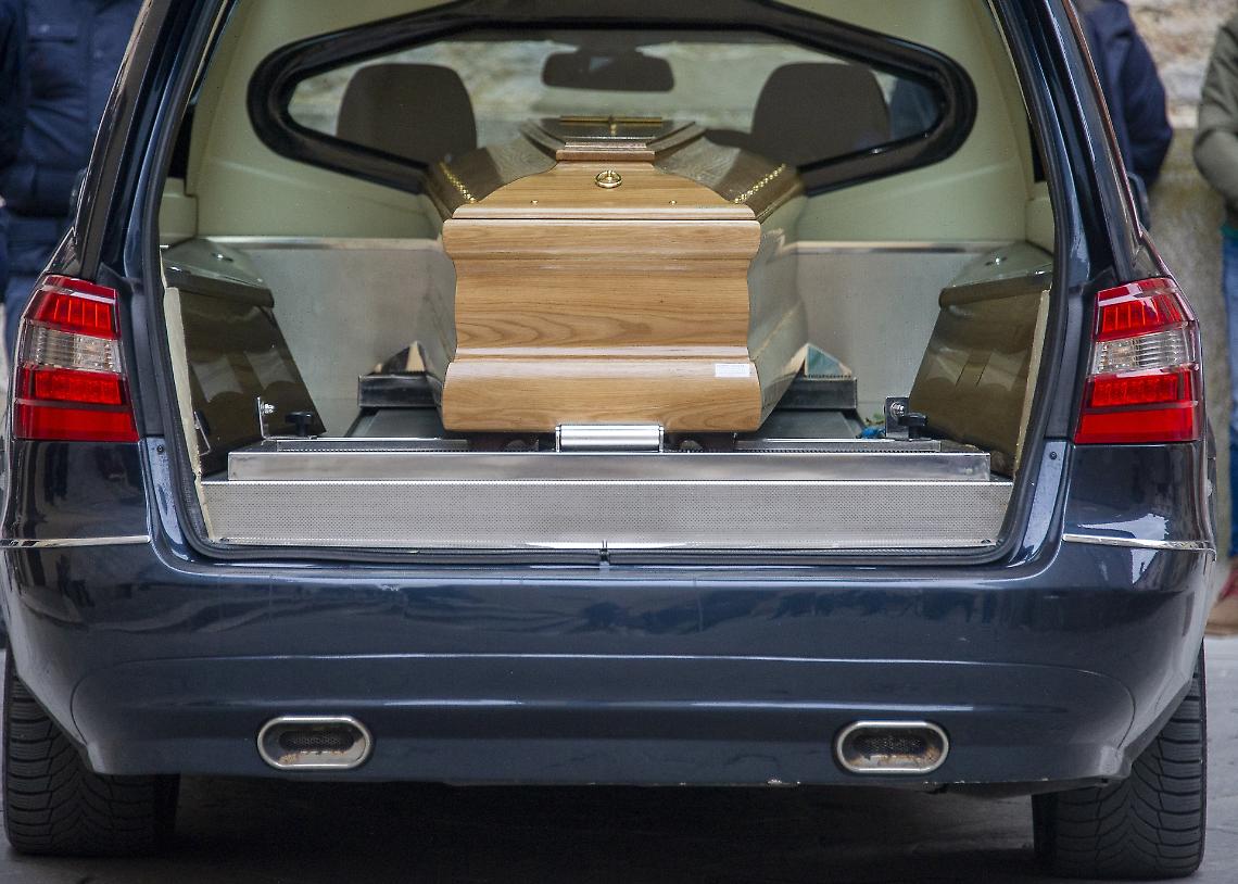 Con il carro funebre per protestare contro il "caro parcheggi"