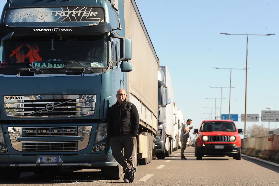 Autotrasportatori in sciopero, la Sicilia si ferma: &ldquo;Cos&igrave; non possiamo pi&ugrave; lavorare&rdquo;