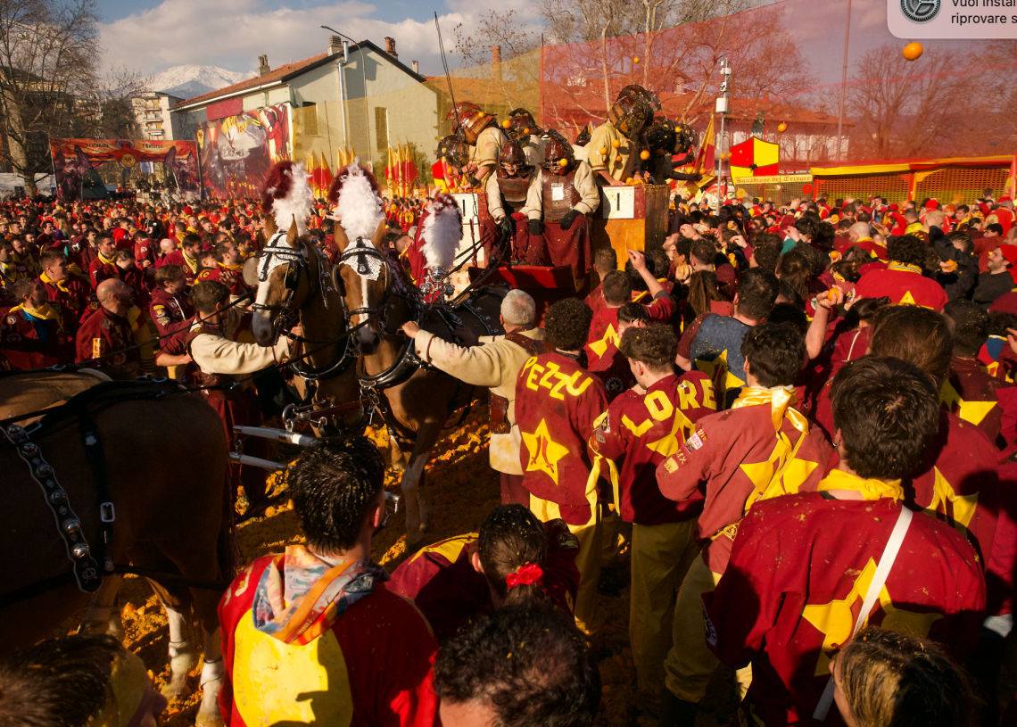 Carnevale di Ivrea. Un carro perde il controllo e investe due persone. Si riaccende il dibattito sullo sfruttamento dei cavalli