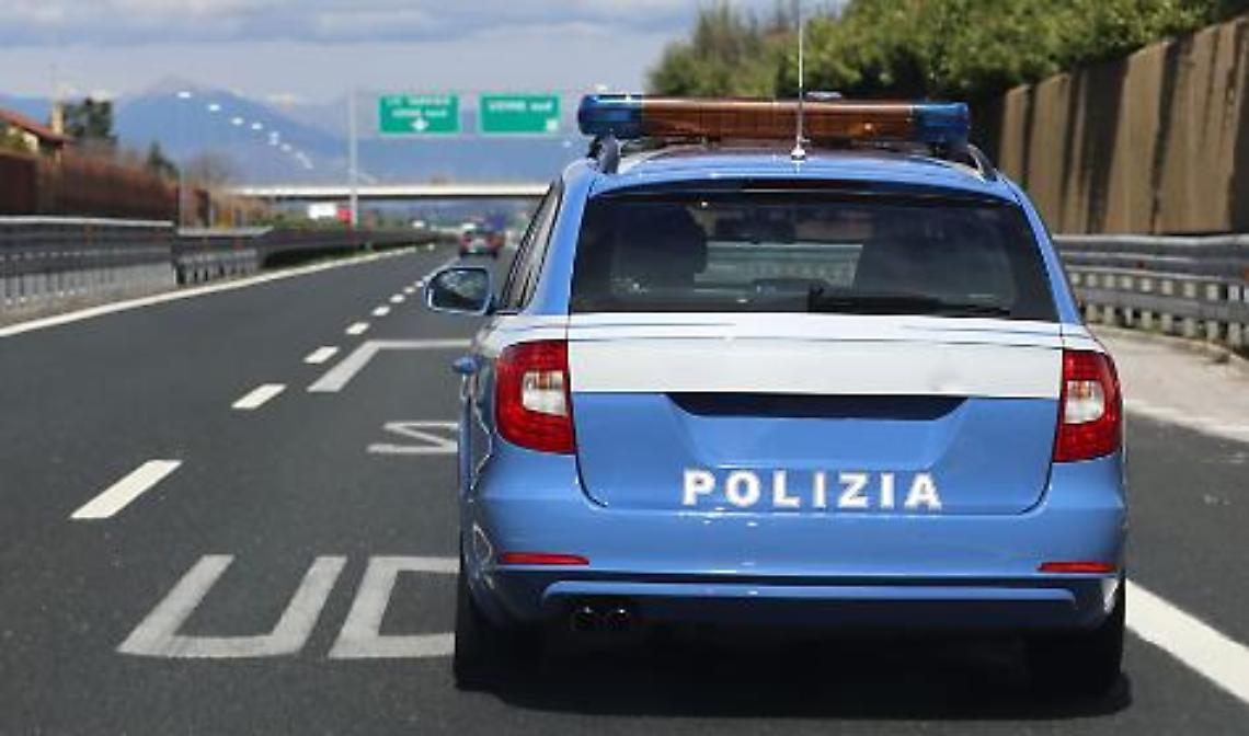 Colpisce gli agenti con un martello, fermato con un colpo di pistola