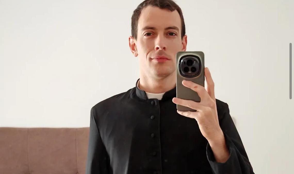 Prete star di TikTok sotto accusa