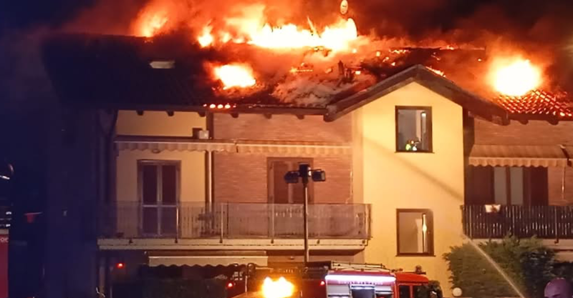 Salassa, incendio nella notte: tetto in fiamme, paura tra i residenti