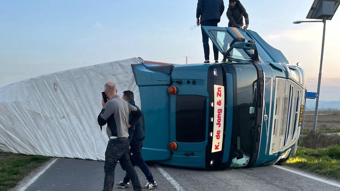 Camion si ribalta