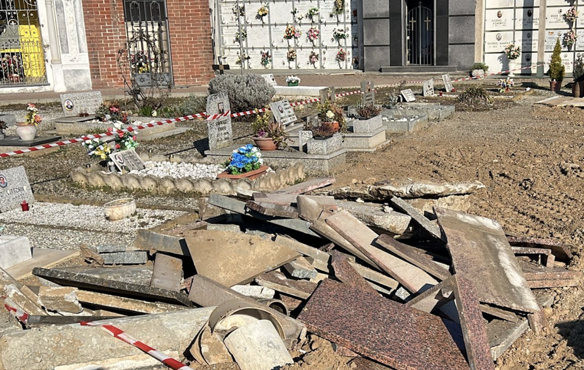 Vergogna nel cimitero di Tonengo: dove nemmeno i morti riposano in pace