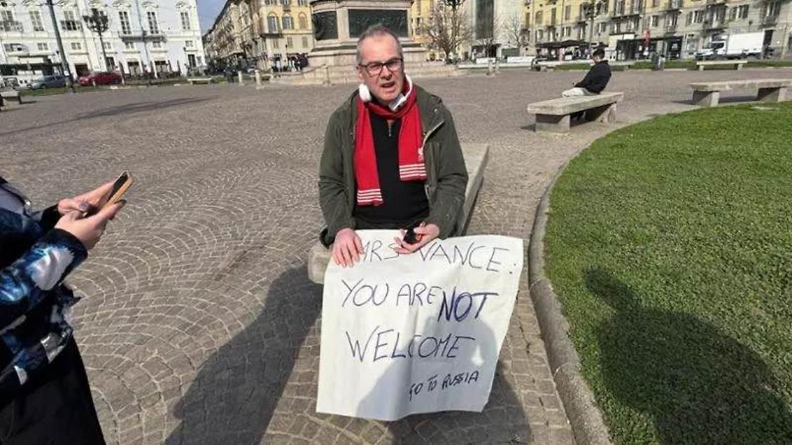 Usha Vance sbarca a Torino, ma la città la respinge: “Non sei la benvenuta”