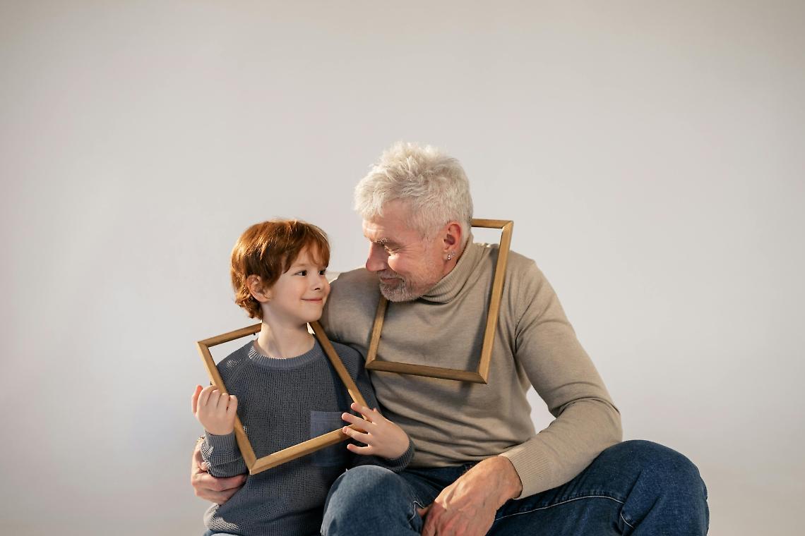 Un Ponte di Emozioni: Bambini e Anziani Uniti dal Teatro a Leini