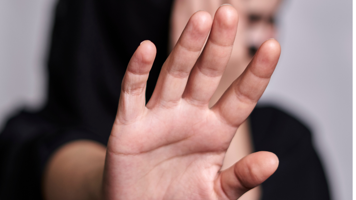 A undici anni giù per le scale per aver difeso sua madre