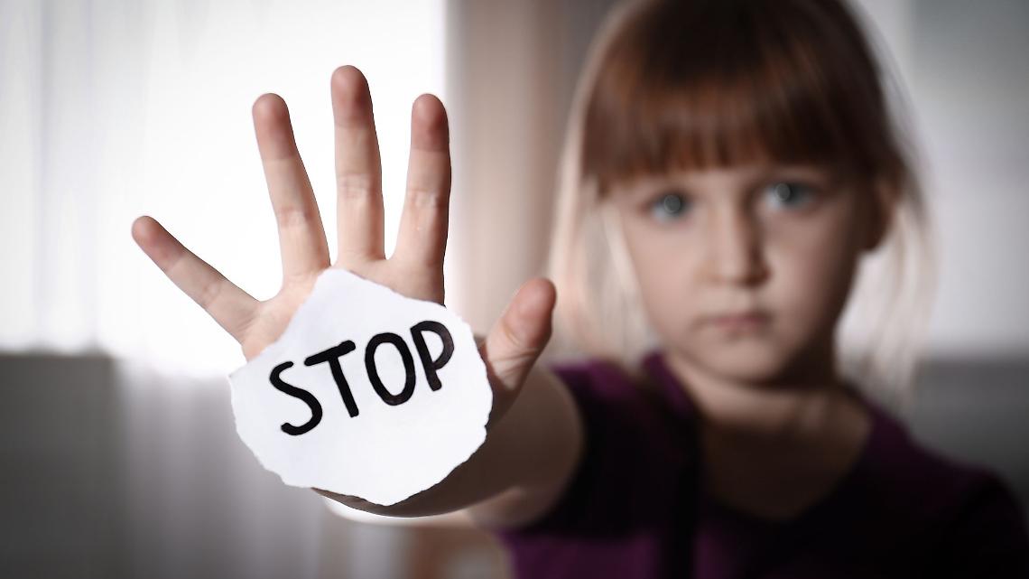 Aosta: Condannati Madre e Compagno per Abusi sulla Figlia Dodicenne