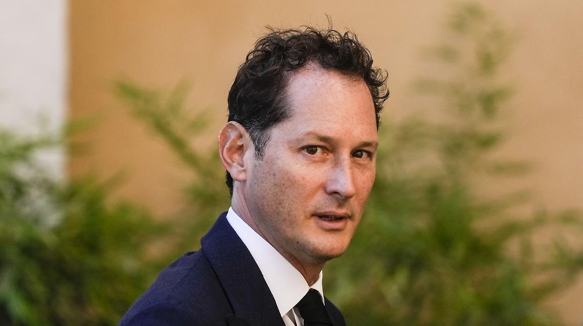 Stellantis, il teatro di Elkann: parole al vento mentre le fabbriche affondano