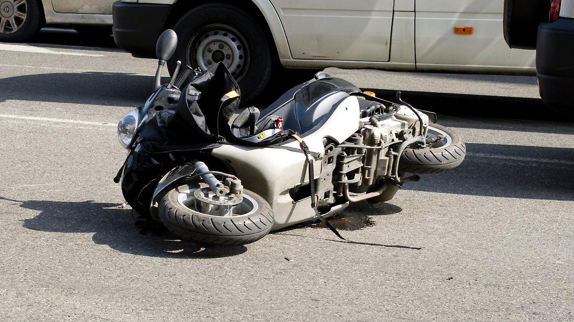 Schianto a Serravalle: trentenne in fuga su motociclo rubato