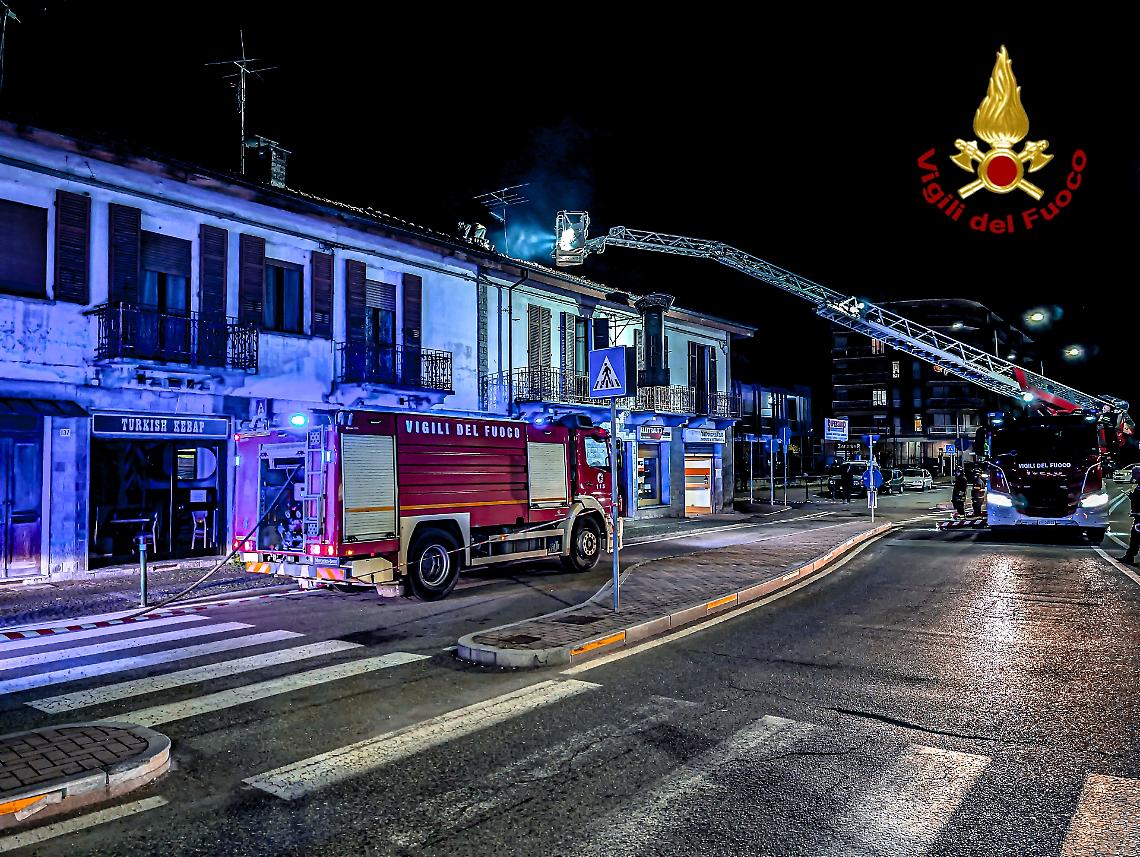 Incendio in Corso Susa a Rivoli: Vigili del Fuoco al lavoro per domare le fiamme